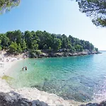 Bright & Modern 2-Bedroom Flat In Pula