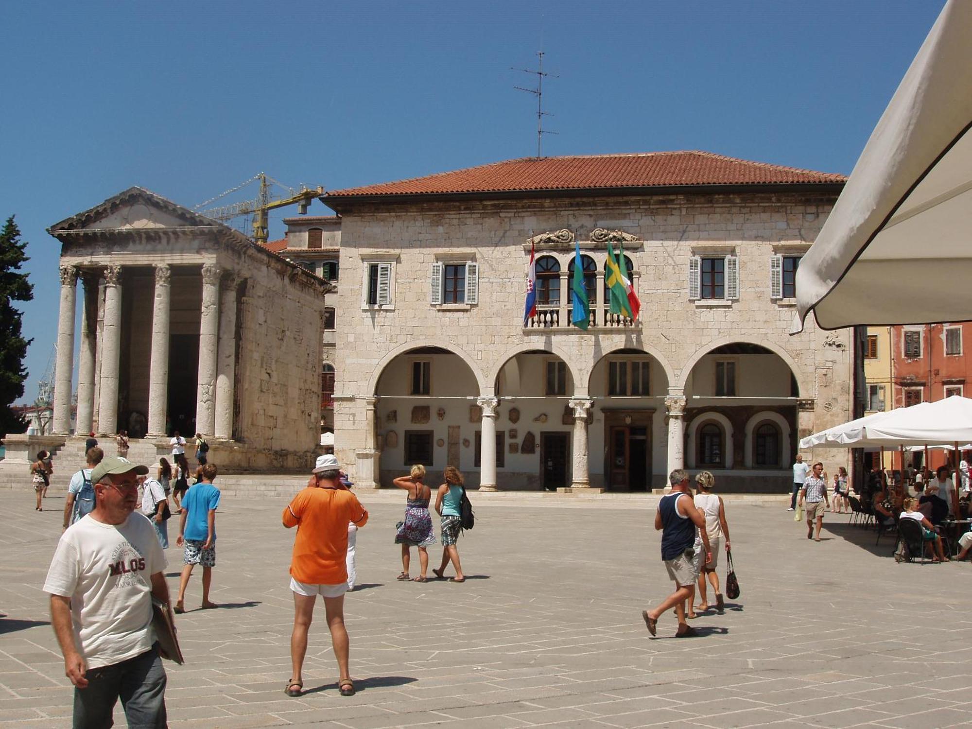 Bright & Modern 2-bedroom Flat In Pula